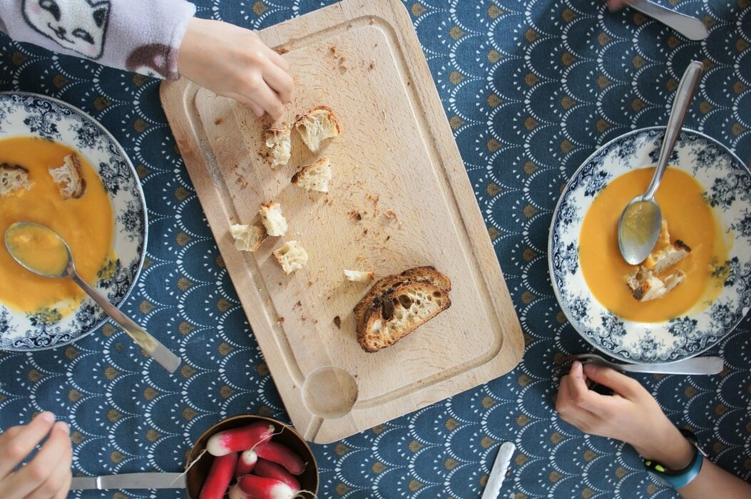 フランスの共働き家庭の「リアルな食事」。朝食は火を使わない、平日の夕食はスープが定番