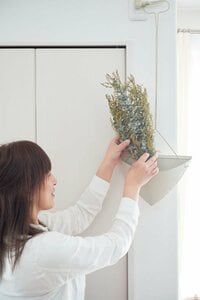 チリトリを壁面にかけ、フラワーベースに