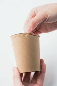 紙コップ上部の丸まった部分を、はがすようにして1周開く
