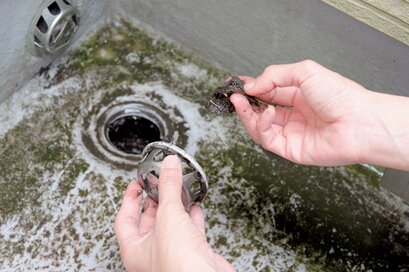 春、曇り空ならベランダ掃除を！雪解け汚れや排水口をプロの手順ですっきり