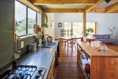 自然の一部として生きていく。長野に移住した造園家が暮らす、風景に溶け込む木の家