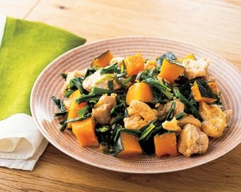 調味料はみそだけ。鶏肉とカボチャ、ニラの簡単フライパン蒸し