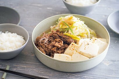 さっぱり塩味の肉豆腐。だしの効いたホッとする味に