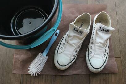 黄ばんだ白コンバースが真っ白に！自宅で洗うコツは「酢」