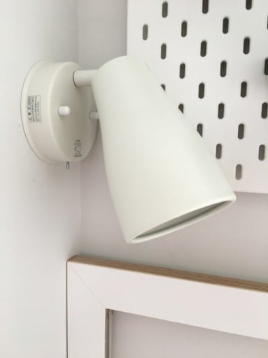 机の脇の袖壁に直づけの照明器具を設置