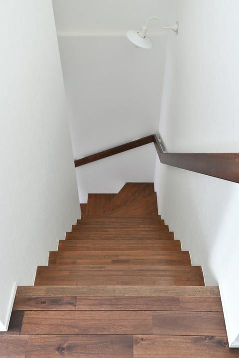 地下室へ続く階段。