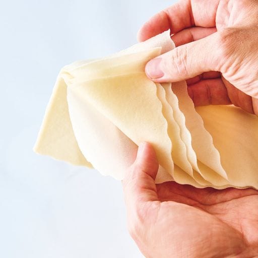 春巻きの皮は1袋10枚入りがほとんど。5枚ずつに分けるだけで2枚の即席ピザ生地に。全部はがさず、くっついたままでOK