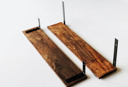 木板にブラケットを取りつける