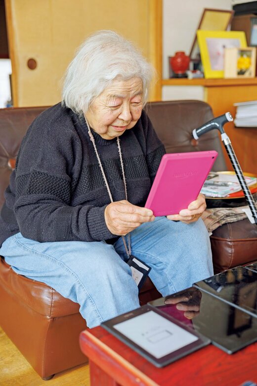 タブレットを操作する人