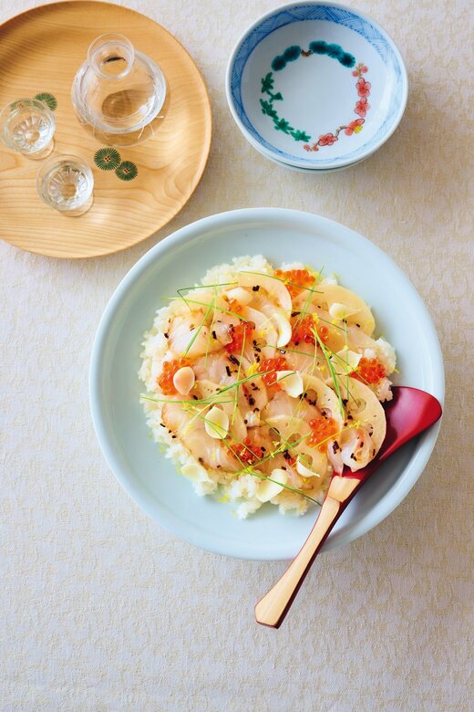 器に盛られた鯛とレンコンの甘酢ちらし