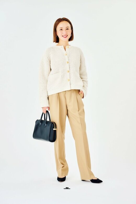 笑顔で佇むカバンを持った女性