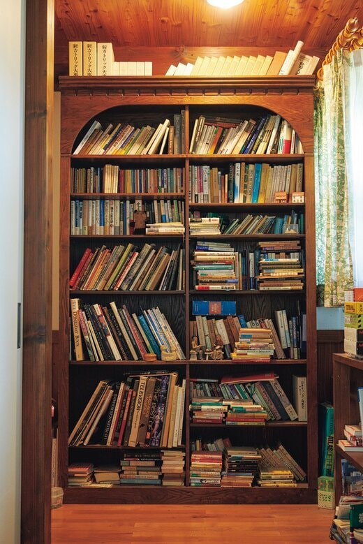 末盛さん宅の書棚