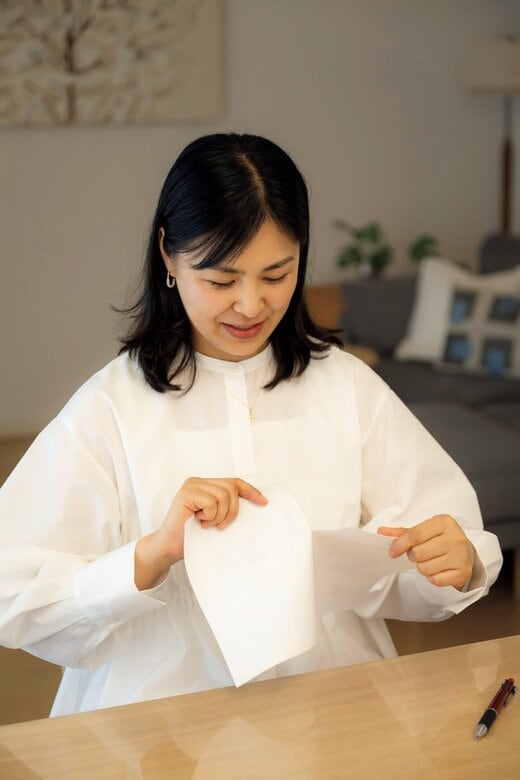 紙を破る女性