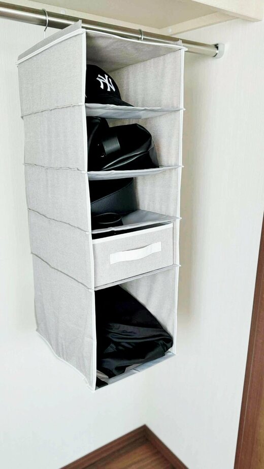 キャップやバッグを収納したつり下げ式の収納ケース