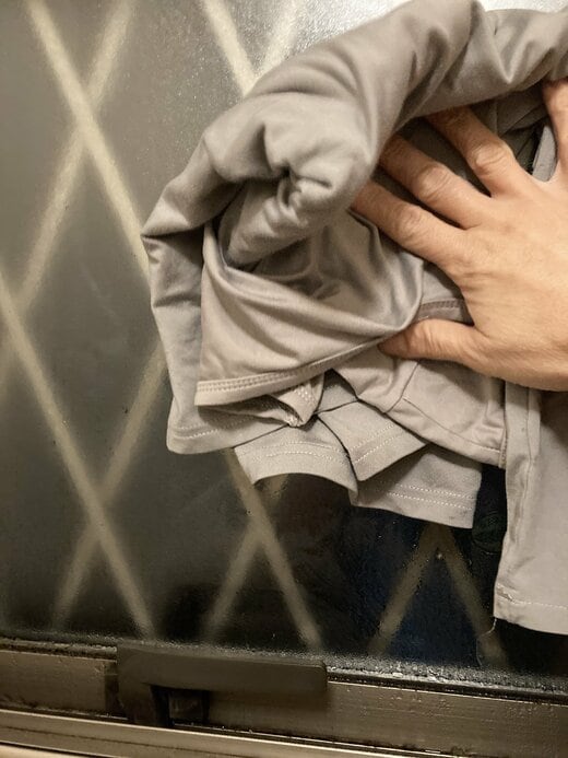 使い古したヒートテックで窓ふき