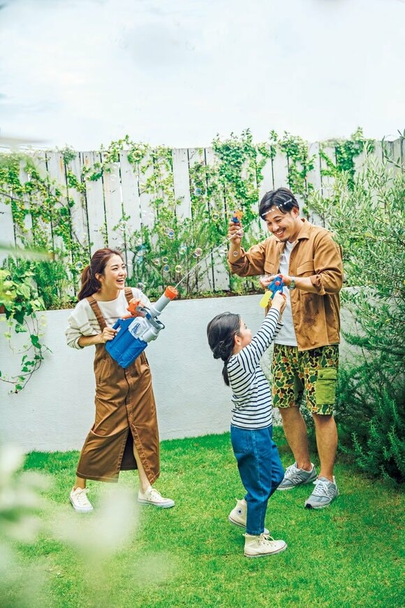 公園で遊ぶ家族