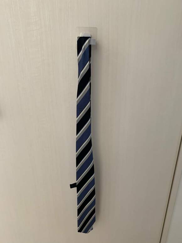 ホルダーにネクタイ