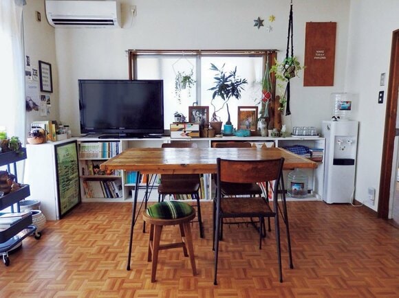 ダイニングテーブル、テレビ