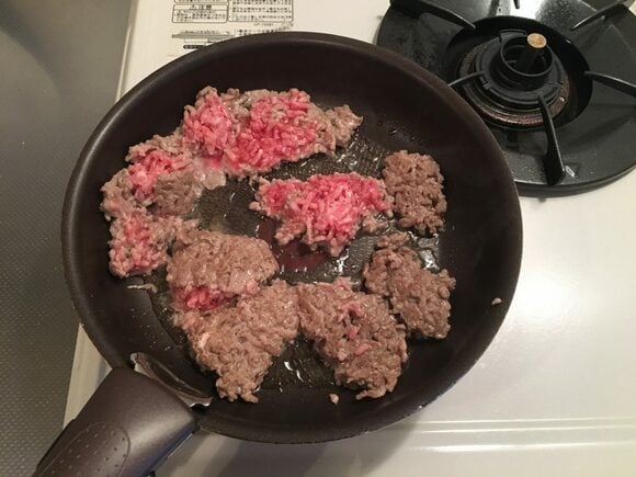 片面の色が変わったら木ベラでひと口大ずつ切り分けて上下を返し、形をくずさないように3分ほど炒めます