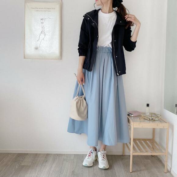 ロンTにスニーカー、マウンテンパーカを合わせたコーデ