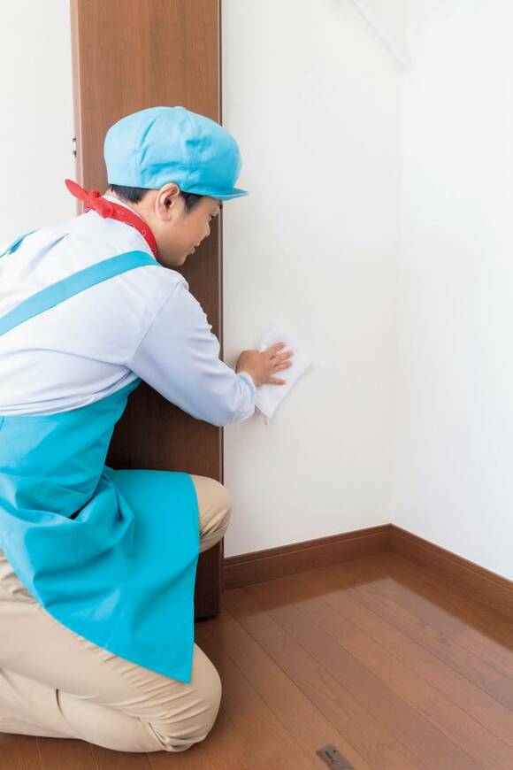 クローゼットの壁をふく様子