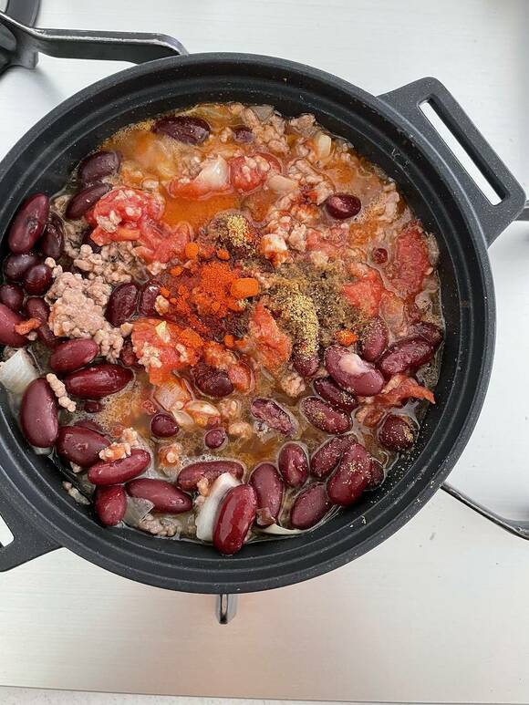 ビーンズタマネギ、ひき肉が入った鍋に調味料