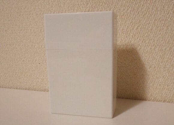 シンプルな白いタバコケースは薬や軟膏の収納にぴったり！