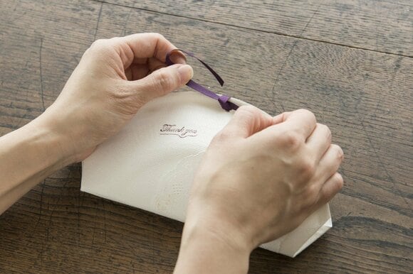 必要なのは紙皿とリボンだけ! 紙皿ラッピングで市販のお菓子をワンランクアップ