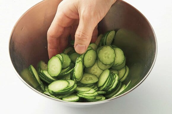 薄切り野菜は塩でもむ