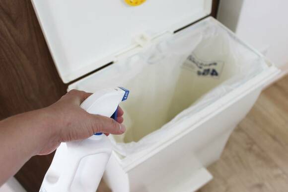 ゴミ箱の中についでにふりかける