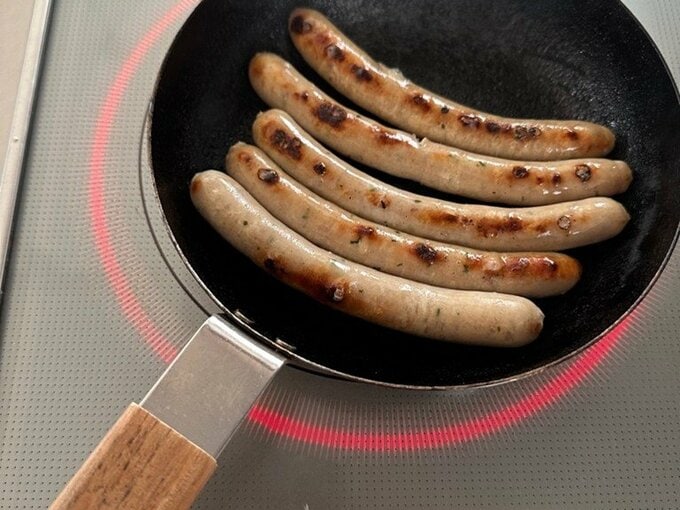 ソーセージを焼いているフライパン