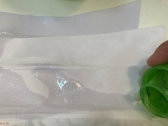 襟元に洗剤をかける