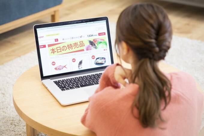 パソコンの前に女性