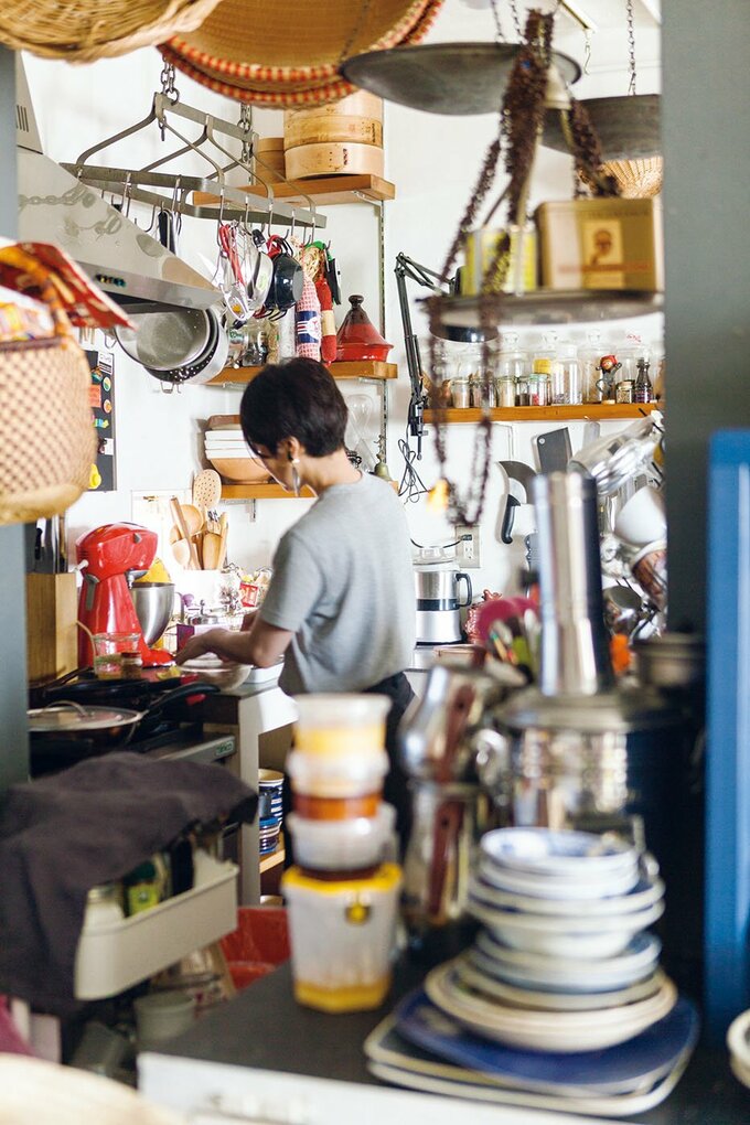 台所に立つ口尾さん