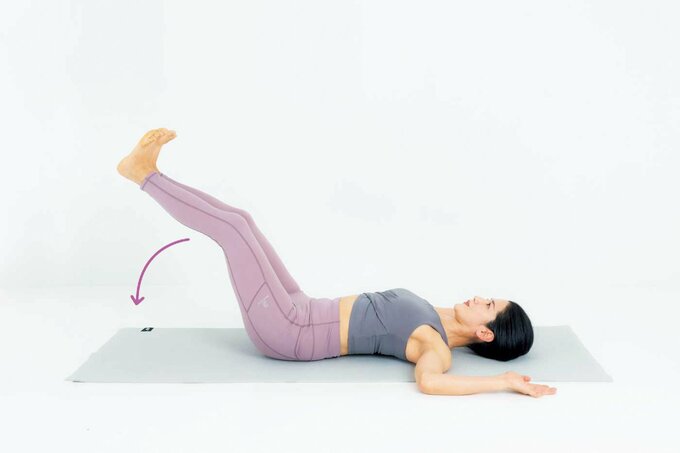 股関節ほぐしをする人