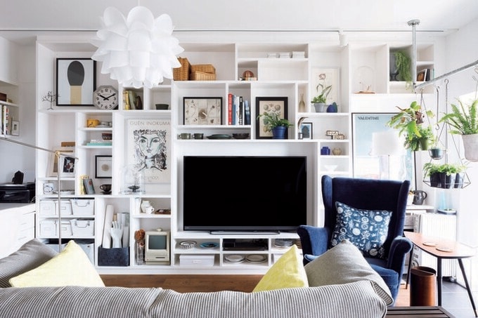 白い壁面収納のあるリビング