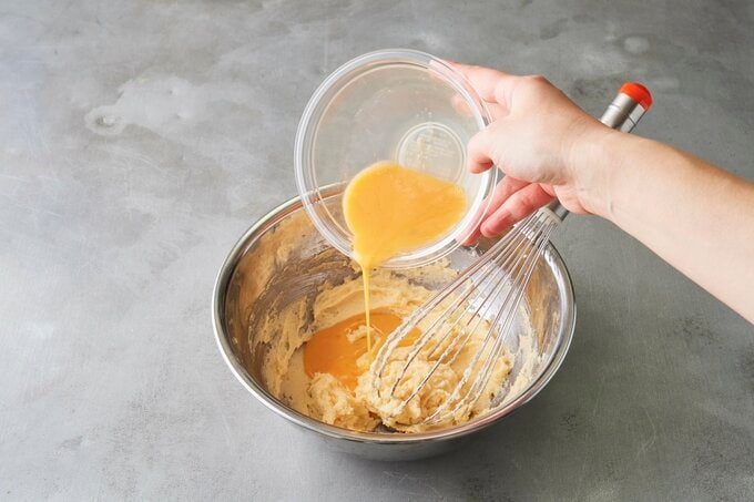 バターに卵を入れる