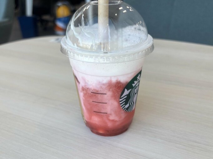 苺フラペチーノ ホイップ