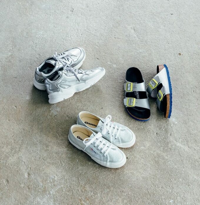 シルバースニーカー