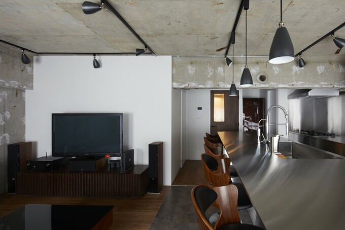 空間を引き締める黒い照明