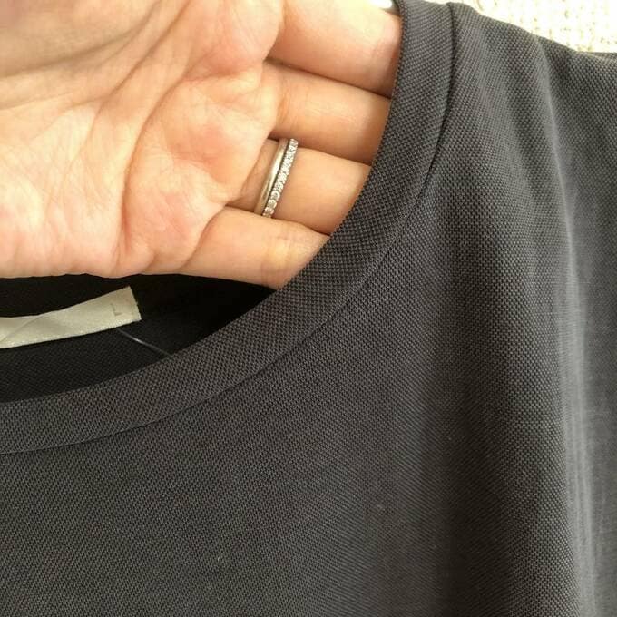 生地の質感を強調している様子