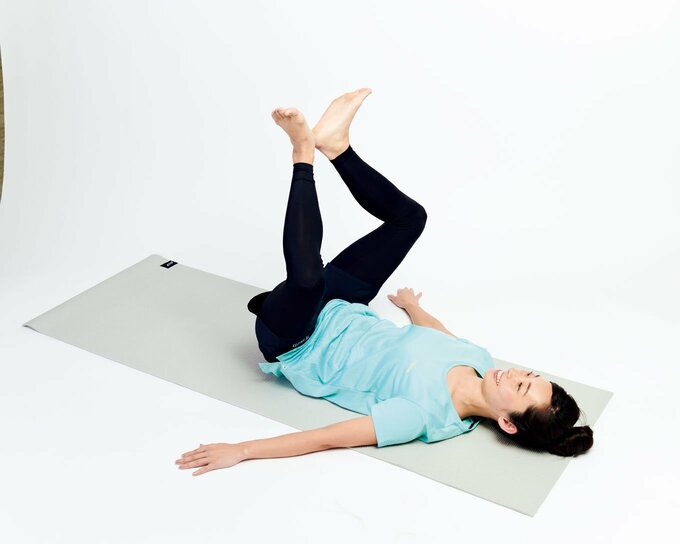 仰向けかかとそろえて膝広げる