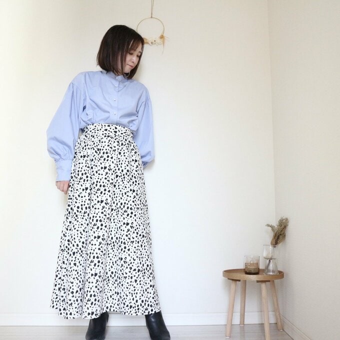 ブルーのシャツにレオパードスカートのコーデ