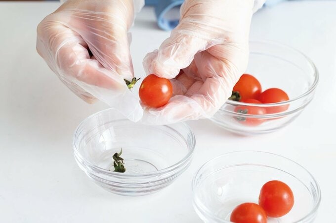 ミニトマトのヘタをとる様子