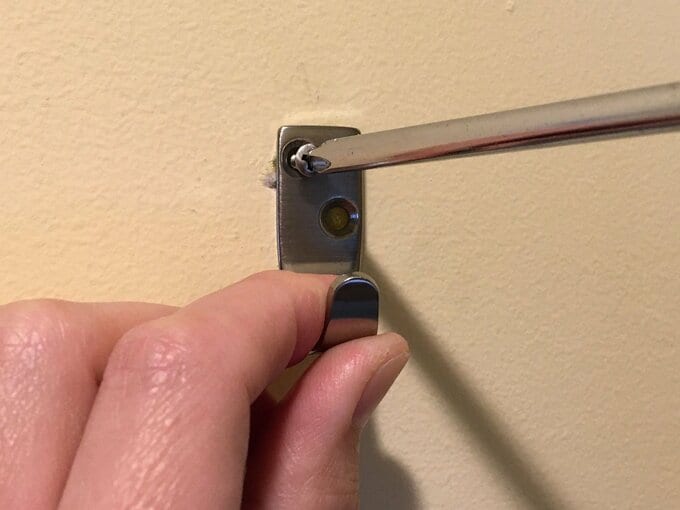 ネジでフックをとめる