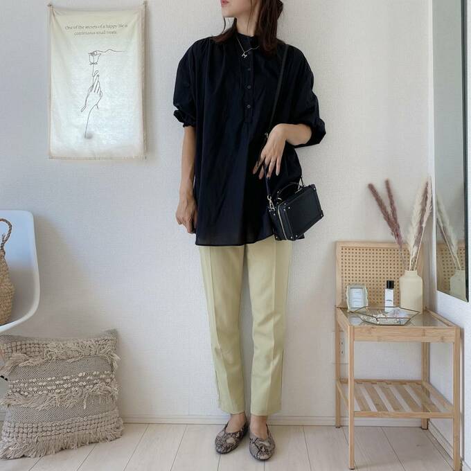 テーパードパンツと合わせてきれいめに