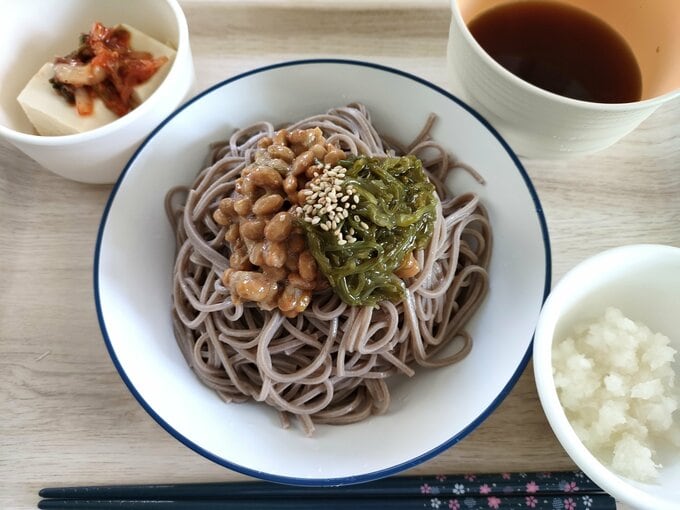 メニュー:めかぶ納豆そば/キムチ冷奴/大根おろし