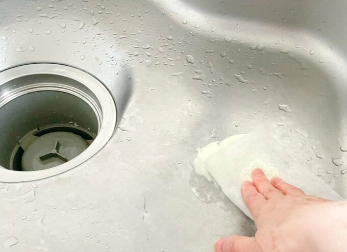 シンクをふき掃除