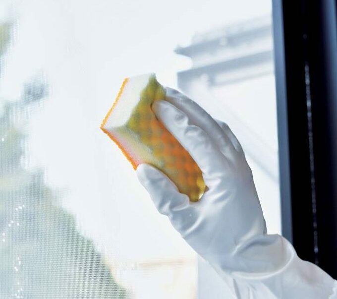 スポンジで網戸をこする