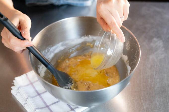 溶かしたバターを合わせる